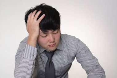 Depresyonda görünen genç bir iş adamının portresi.