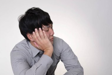 Depresyonda görünen genç bir iş adamının portresi.