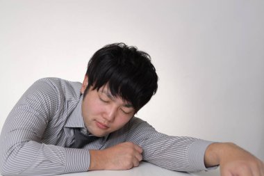 Depresyonda görünen genç bir iş adamının portresi.