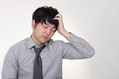 Depresyonda görünen genç bir iş adamının portresi.