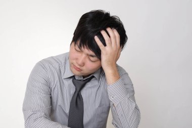Depresyonda görünen genç bir iş adamının portresi.