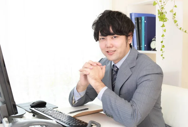 Leende Asiatisk Affärsman Med Dator — Stockfoto