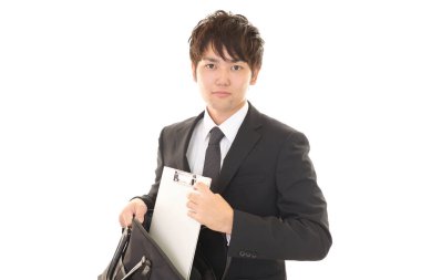 Gülümseyen Asyalı işadamı beyaz arka planda izole edilmiş