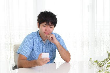 Adam akıllı telefon arayan