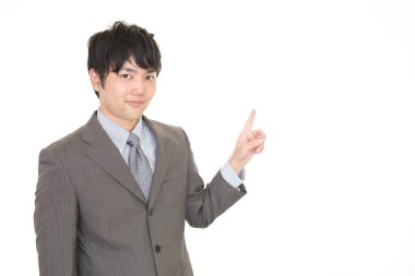 İşadamı parmağıyla işaret ediyor.