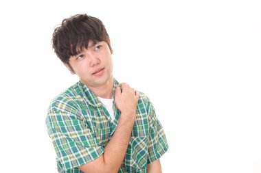 Asyalı bir adam omuz ağrısı çekiyor.