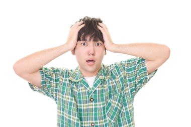 Sinirli adam beyaz arka plan üzerinde izole