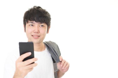 Bir akıllı telefon kullanan Asyalı adam