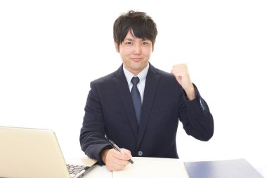 Mutlu poz veren erkek ofis çalışanı. 