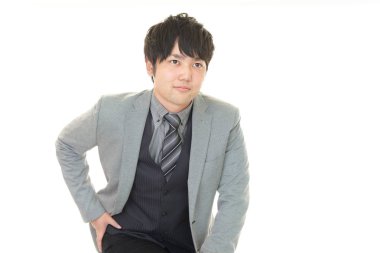 Gülümseyen Asyalı işadamı beyaz arka planda izole edilmiş