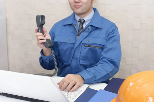 Trabajador Con Teléfono — Foto de Stock