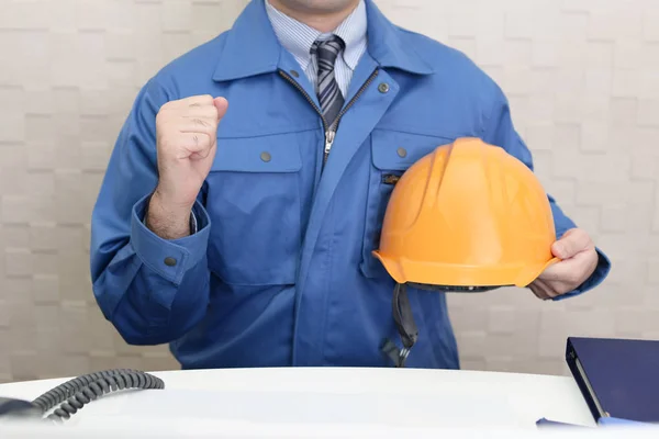 Glücklicher Arbeiter Mit Helm — Stockfoto