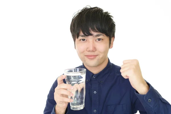 Porträt Eines Hübschen Mannes Der Wasser Trinkt — Stockfoto