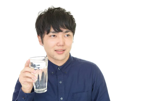 Porträt Eines Hübschen Mannes Der Wasser Trinkt — Stockfoto