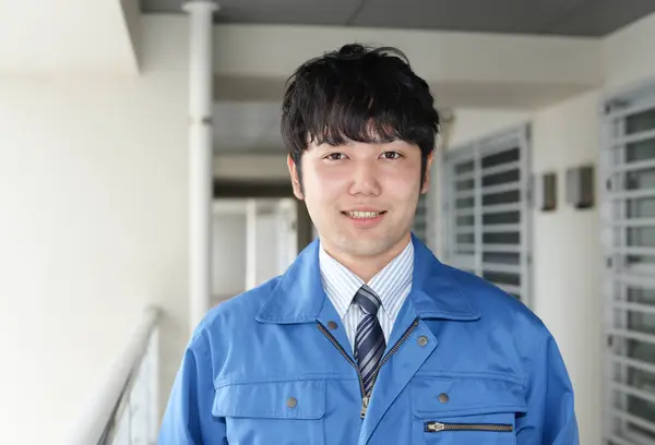 Sonriente Trabajador Asiático Vistiendo Uniforme Azul — Foto de Stock