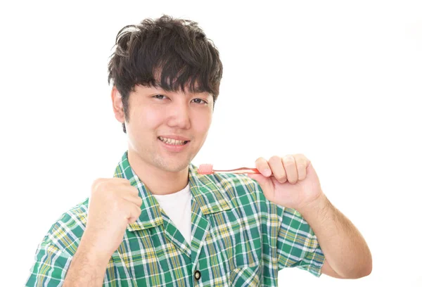 アジア人の男性が彼の歯を磨く — ストック写真