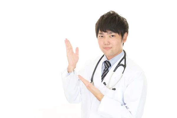 アジアの医療医師の笑みを浮かべてください — ストック写真