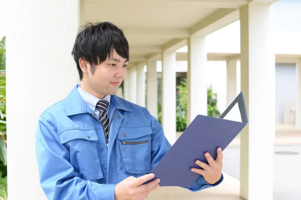 Souriant Asiatique Homme Travailleur Portant Uniforme Bleu Tout Regardant Des — Photo