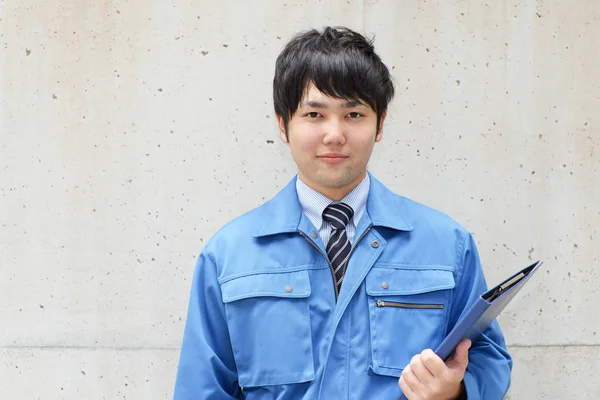 Sonriente Asiático Hombre Trabajador Vistiendo Azul Uniforme — Foto de Stock