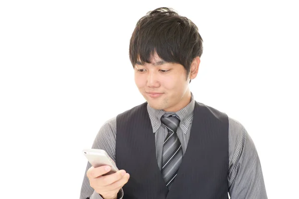 Homem Olhando Para Telefone Inteligente — Fotografia de Stock