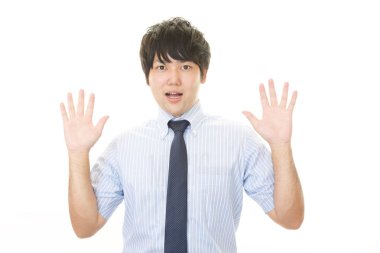 Şaşırmış Asyalı işadamı beyaz arka planda izole edilmiş.