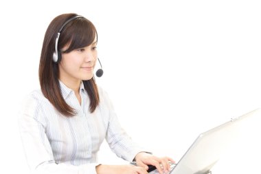 gülümseyen çağrı merkezi operatörü