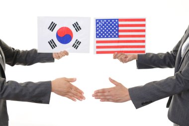 Tokalaşırken beyaz arka plan üzerinde izole kadın kapatmak