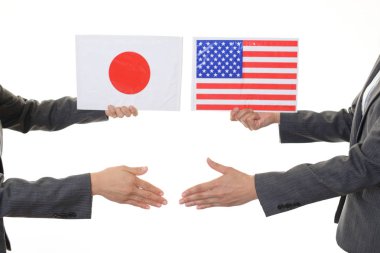 Tokalaşırken beyaz arka plan üzerinde izole kadın kapatmak