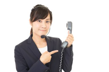 gülümseyen çağrı merkezi operatörü