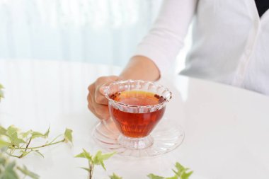 Çay içiyoruz kadın sahiptir