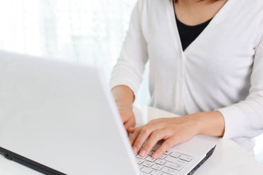 Dizüstü bilgisayar kullanan bir kadın