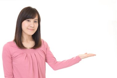 bir şey onu avucunun üzerinde gösterilen kadın