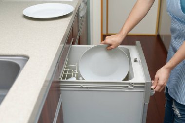 Bulaşık makinesi dishware alarak kadın