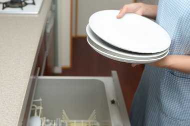 Bulaşık makinesi dishware alarak kadın