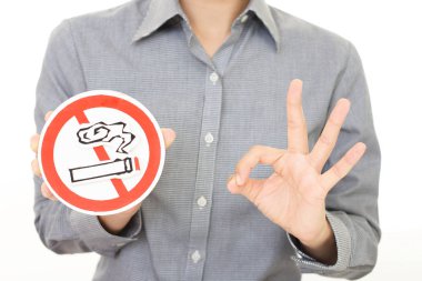 Kadın sigara Sigara İçilmez işareti tutar