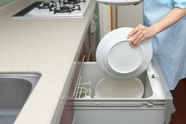 Жінка Виймає Посуд Посудомийної Машини — стокове фото