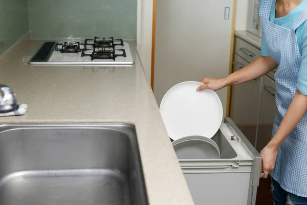 Mulher Tirando Louça Máquina Lavar Louça — Fotografia de Stock