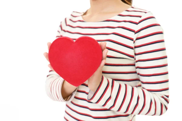 Mulher Segurando Símbolo Amor Coração Vermelho — Fotografia de Stock