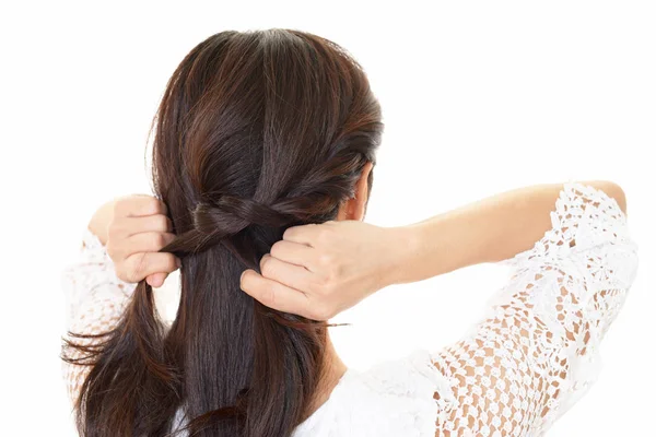 Frau Band Ihre Haare Isoliert Auf Weißem Hintergrund — Stockfoto