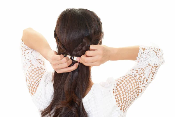 Frau Band Ihre Haare Isoliert Auf Weißem Hintergrund — Stockfoto