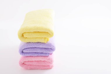 Beyaz bir arka plan üzerinde izole havlu yığını