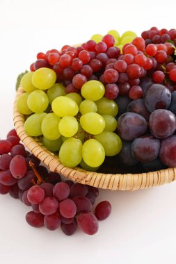 Sepette taze üzüm var.