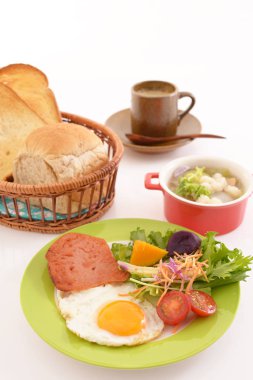 Lezzetli kahvaltı yemek masası üzerinde