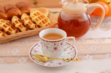 Bir fincan çay pot ile