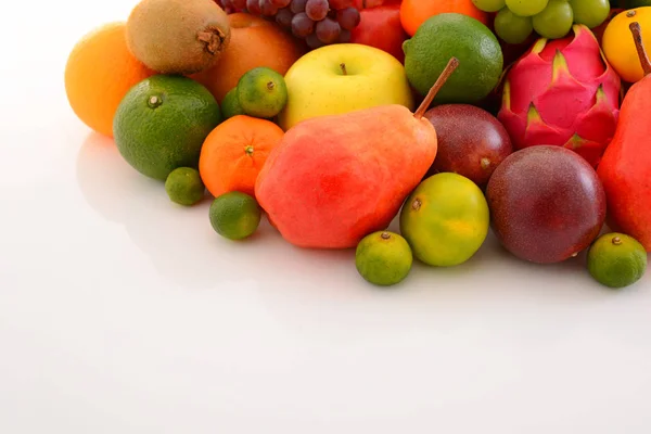 Deliciosas Frescas Frutas Variedad Sobre Fondo Blanco —  Fotos de Stock