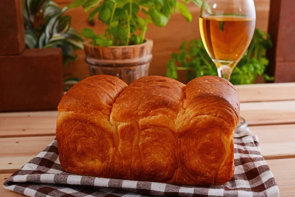 Brood Met Wijn Houten Tafel — Stockfoto