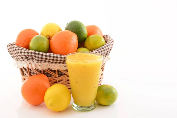 Verse Citrusvruchten Met Een Glas Sap — Stockfoto