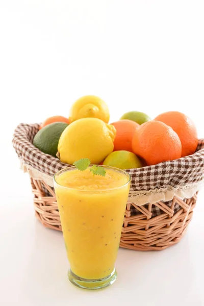 Verse Citrusvruchten Met Een Glas Sap — Stockfoto