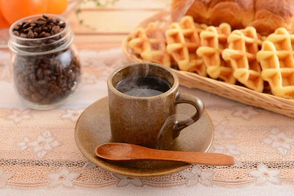 Koffiebonen Een Kopje Koffie Tafel — Stockfoto