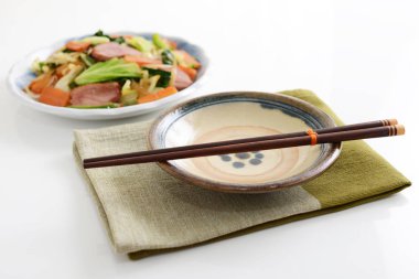 Domuz eti ile tavada kızartılmış lezzetli sebze